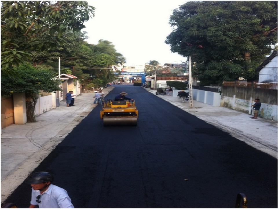 Thi cong tham be tong nhua Duong Nhi Ha.jpg